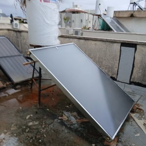 דוד שמש עם קולטים על גג בניין