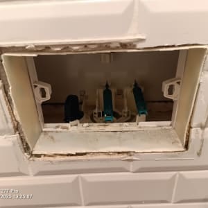 פתח בקיר עם צינורות וכלים אינסטלציה