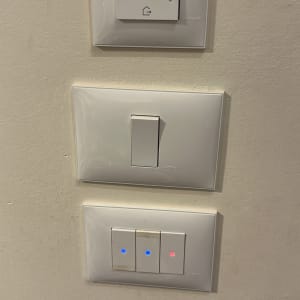 מתגים חשמליים על קיר, כולל נורות חיווי