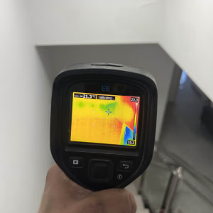 מצלמה תרמית מציגה תמונה צבעונית של קיר