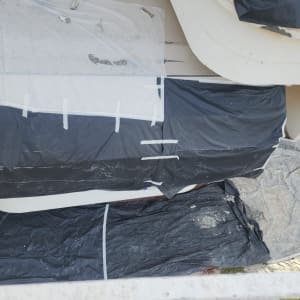 כיסויים שחורים ולבנים עם סרטי הדבקה על מבנה