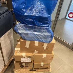 שקיות וארגזים על משטח עץ במסדרון