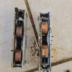 שני גלגלים ישנים ומלוכלכים על רצפה