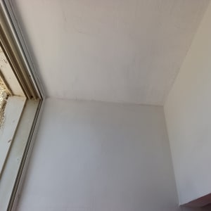 תקרה וקיר צבועים בלבן ליד חלון פתוח