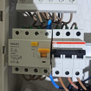 לוח חשמל עם מפסקים וחוטים