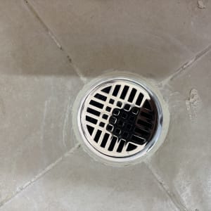 ניקוז מתכת על רצפת אריחים