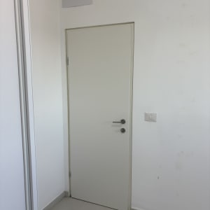 דלת לבנה עם ידית בחדר פנימי