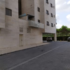 בניין עם מעקה אלומיניום במרפסת