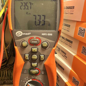 מד מתח חשמלי עם תצוגה דיגיטלית