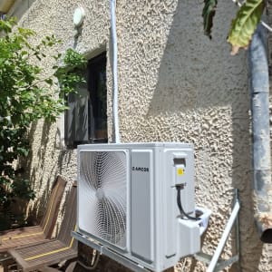 יחידת מיזוג אוויר מותקנת על קיר חיצוני