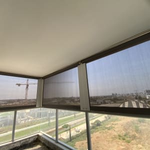 סוככים שקופים מותקנים על חלונות מרפסת