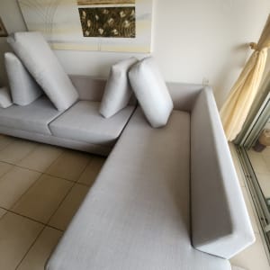 ספות עם כריות מונחות בצד לניקוי