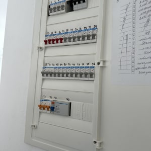 לוח חשמל עם מפסקים ומתגים שונים