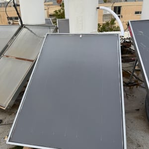 פאנלים סולאריים על גג, חלק ממערכת חימום מים