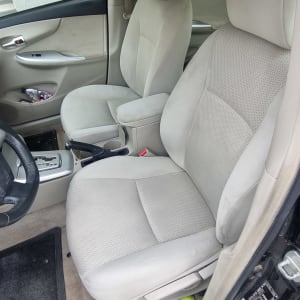 מושבי רכב קדמיים בצבע בז