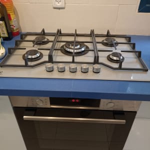 כיריים גז עם ארבעה מבערים ותנור מתחת