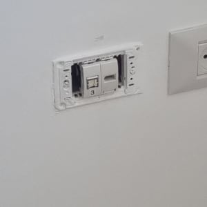 שקע רשת בקיר עם חיבורי כבלים