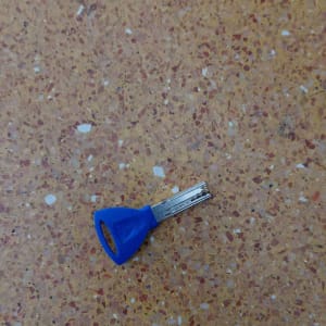 מפתח כחול על רקע משטח חום