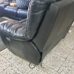 ריפוד עור שחור על כורסה עם תפרים גלויים