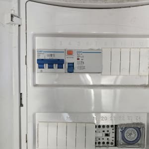 לוח חשמל עם מפסקים ומתגים