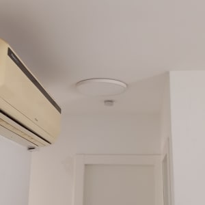 מזגן תלוי ותאורה עגולה בתקרה