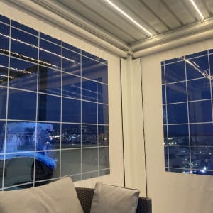 סוכך עם קירות שקופים ותאורה פנימית