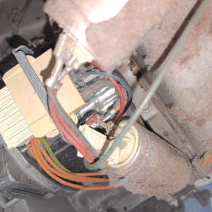 חוטי חשמל צבעוניים מחוברים למנוע חשמלי מאובק