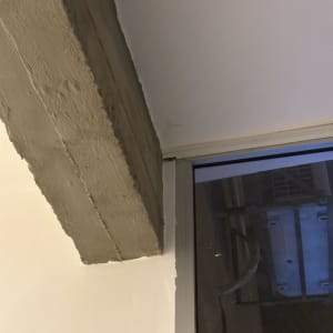 קיר ותקרה עם חלון, ללא אלמנטים חשמליים נראים לעין