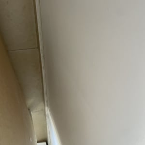 קיר צבוע עם פינה ורצפה