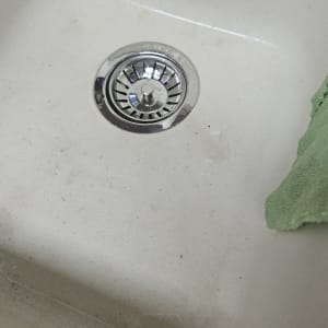 כיור עם ניקוז מתכת ומטלית ירוקה