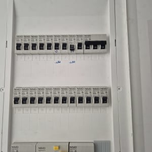 לוח חשמל עם מפסקים ומתגים
