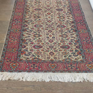 שטיח צבעוני על רצפת עץ