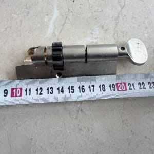 צילינדר ומדיד על רקע שיש