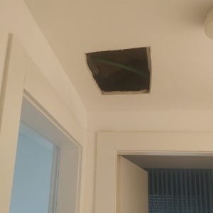 חור בתקרה עם צינור ירוק חשוף