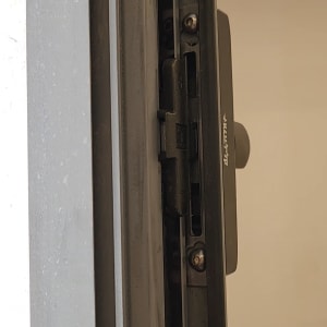 מנגנון נעילה של תריס מתכת אפור