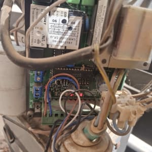 מעגל חשמלי עם חוטים ומחברים בתחום שערים חשמליים