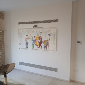 תמונה של קיר עם ציור צבעוני של נגנים