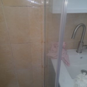 מגבות נייר ורודות ולבנות ליד כיור