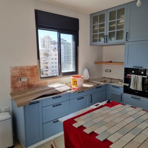 מטבח בשיפוץ עם אריחים, דבק וכלים על השיש