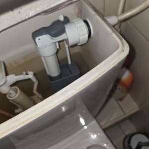 מיכל הדחה פתוח עם חלקים פנימיים
