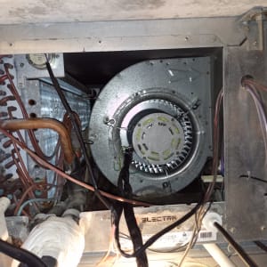 מנוע ומאוורר בתוך מערכת מיזוג אוויר