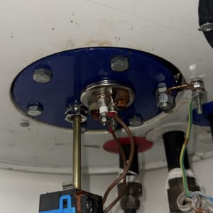 חלקים פנימיים של דוד שמש עם חיבורים חשמליים