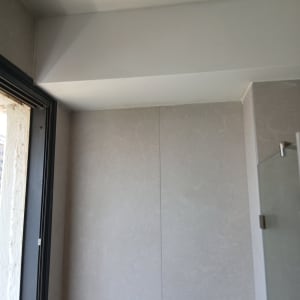 קיר גבס עם חלון ודלת זכוכית