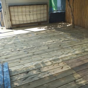 רצפת עץ חדשה עם גדר במבוק בצד