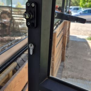 דלת אלומיניום עם מנעול ובריח