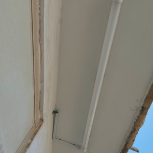 תאורת פלורסנט מותקנת על תקרה