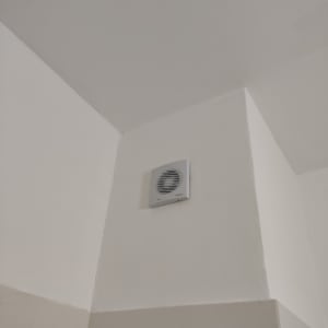 מאוורר קיר מותקן על תקרה לבנה