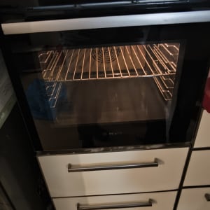 תנור אפייה עם תצוגה דיגיטלית במטבח