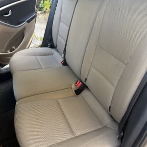 מושבי רכב נקיים לאחר ניקוי