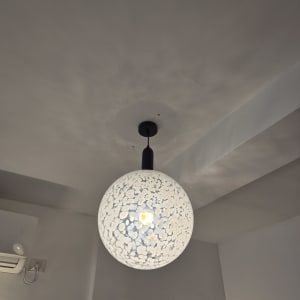 מנורת תקרה עגולה עם דוגמה מנוקדת